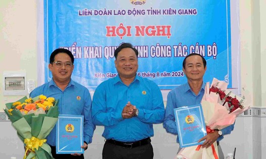 Phó Chủ tịch thường trực LĐLĐ tỉnh Kiên Giang Phạm Văn Đằng trao Quyết định cho tân Chủ tịch Công đoàn Viên chức (trái) và Trưởng Ban Tuyên giáo - Nữ công LĐLĐ tỉnh (phải). Ảnh: Nguyên Anh