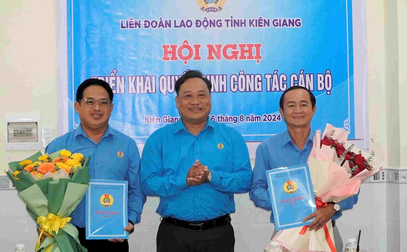 Phó Chủ tịch thường trực LĐLĐ tỉnh Kiên Giang Phạm Văn Đằng trao Quyết định cho tân Chủ tịch Công đoàn Viên chức (trái) và Trưởng Ban Tuyên giáo - Nữ công LĐLĐ tỉnh (phải). Ảnh: Nguyên Anh