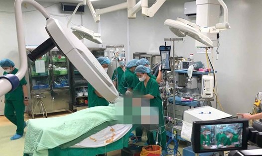 Các bác sĩ tiến hành phẫu thuật lấy tạng từ người hiến tạng chết não. Ảnh: BVCC