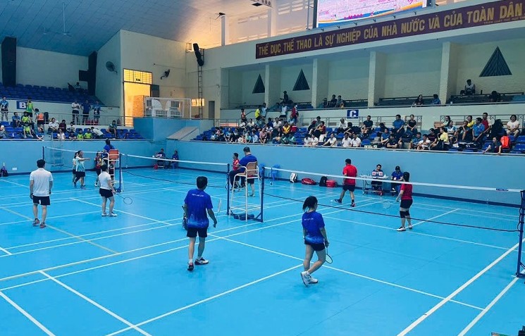 Union members and workers compete in badminton. Photo: Bao Trung