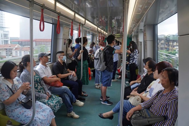 Metro Nhổn - ga Hà Nội hết thời gian miễn phí nhưng vẫn đông khách sử dụng. Ảnh: Công Hòa