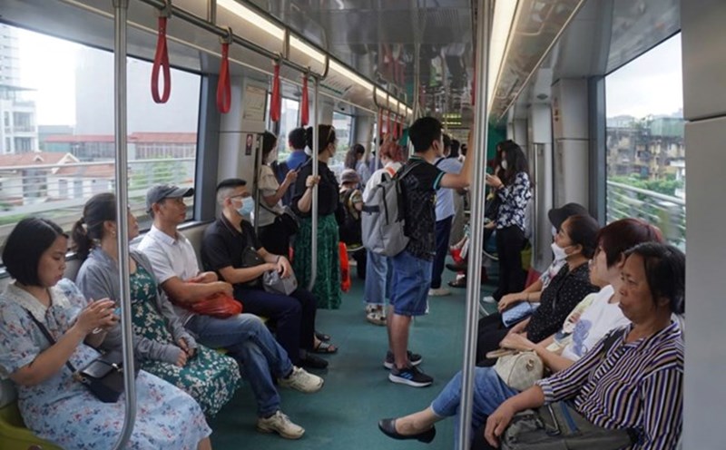 Metro Nhổn - ga Hà Nội hết thời gian miễn phí nhưng vẫn đông khách sử dụng. Ảnh: Công Hòa