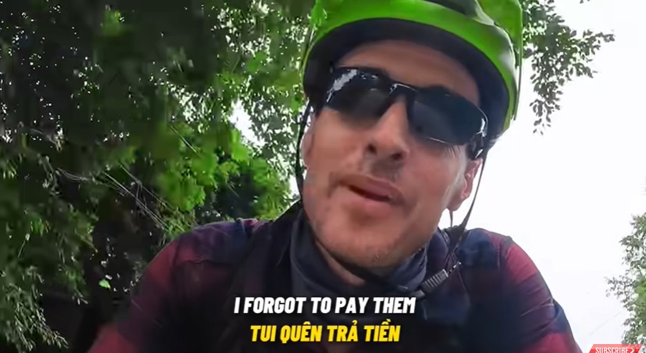 The male tourist panicked when he realized he was eating bun cha but forgot to pay. Photo: Screenshot