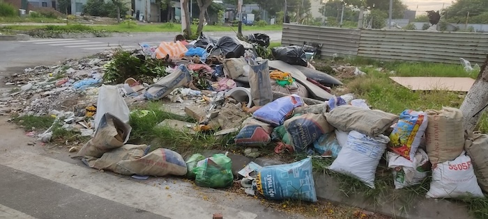 Household waste piles up in Son Tra district, Da Nang city. Photo: My Linh