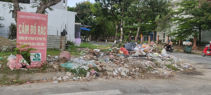 Rác thải sinh hoạt, xà bần chất đống bên biển cấm xả rác tại quận Sơn Trà, TP Đà Nẵng. Ảnh: Mỹ Linh