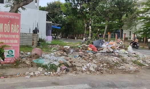 Rác thải sinh hoạt, xà bần chất đống bên biển cấm xả rác tại quận Sơn Trà, TP Đà Nẵng. Ảnh: Mỹ Linh