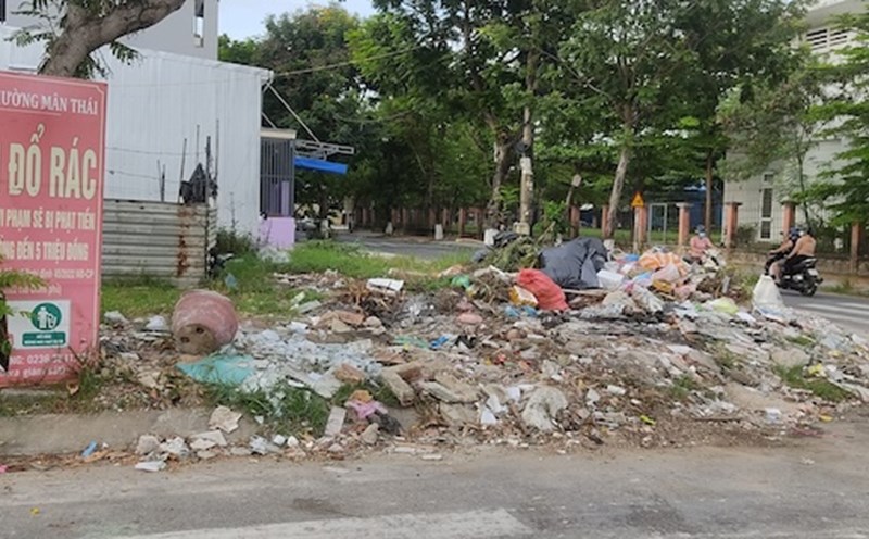 Rác thải sinh hoạt, xà bần chất đống bên biển cấm xả rác tại quận Sơn Trà, TP Đà Nẵng. Ảnh: Mỹ Linh