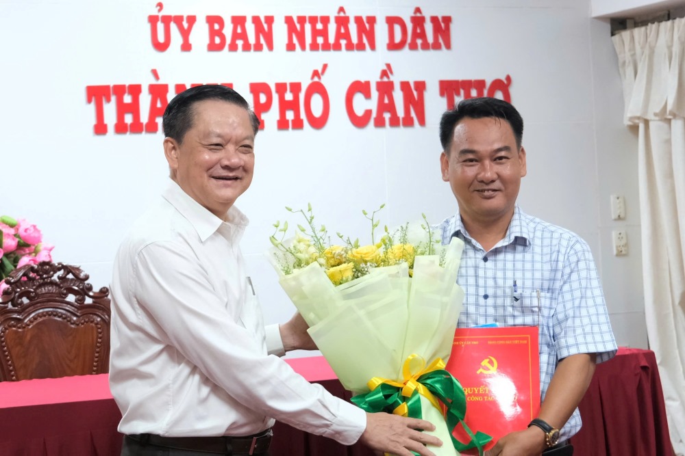 Phó Chủ tịch UBND TP Cần Thơ Dương Tấn Hiển trao quyết định tiếp nhận, bổ nhiệm cho ông Phạm Trung Hiếu. Ảnh: Phong Linh 