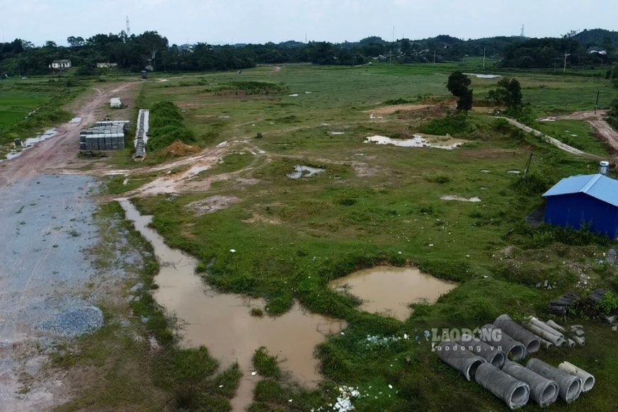 Inside the project, there are no workers and construction vehicles, while construction materials are scattered and weeds are overgrown.