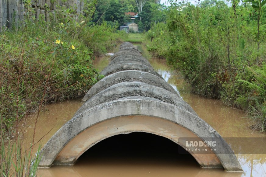 "Many unfinished items, sewer pipes, and deep holes that hold water after heavy rain are not covered, and warning signs are placed, which are very dangerous, especially for young children," Mr. Toan said.