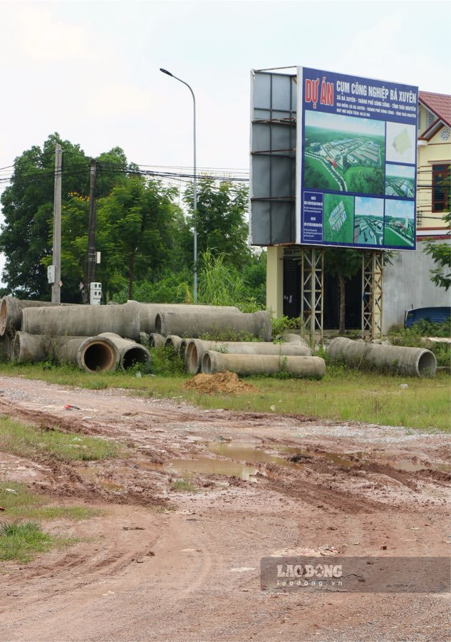 Recorded on August 26, after more than 5 years of implementation, Ba Xuyen Industrial Complex is still just an unfinished, desolate area of ​​land.