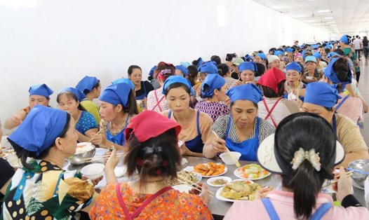 Công nhân Công ty TNHH May Hualida Thái Bình quây quần thưởng thức "Bữa cơm Công đoàn". Ảnh: Bá Mạnh