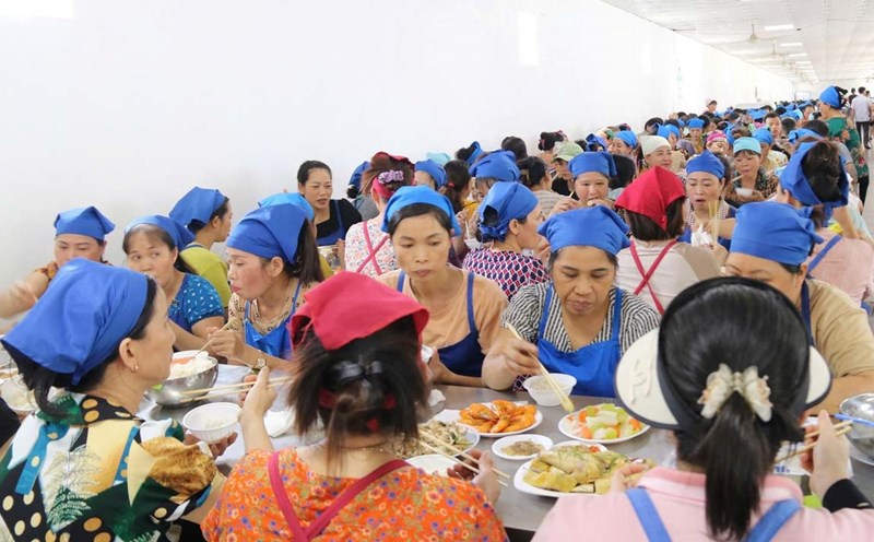 Công nhân Công ty TNHH May Hualida Thái Bình quây quần thưởng thức "Bữa cơm Công đoàn". Ảnh: Bá Mạnh