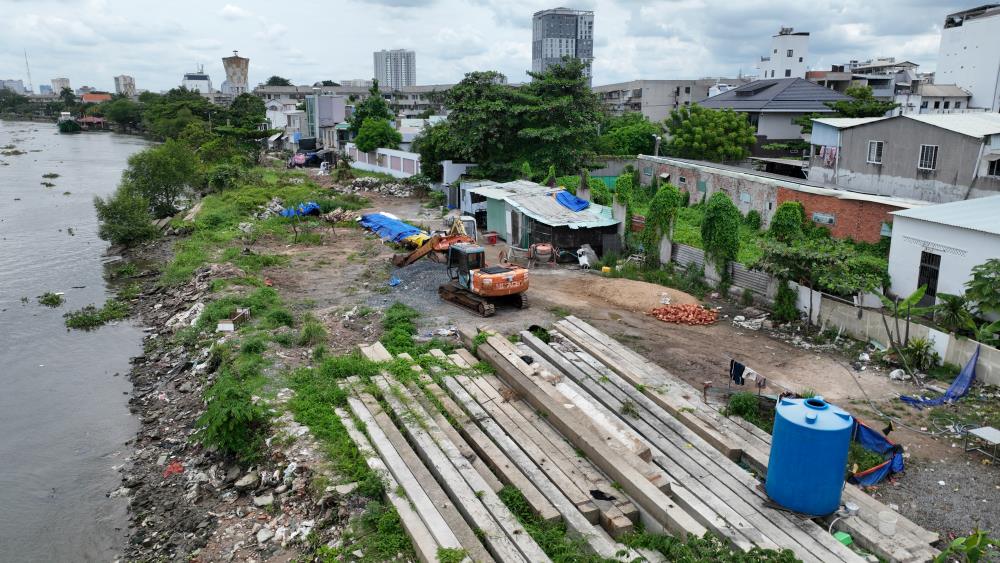 Khu vực sạt lở nằm trong khu vực đang thi công dự án chống sạt lở Thanh Đa. Ảnh: Anh Tú