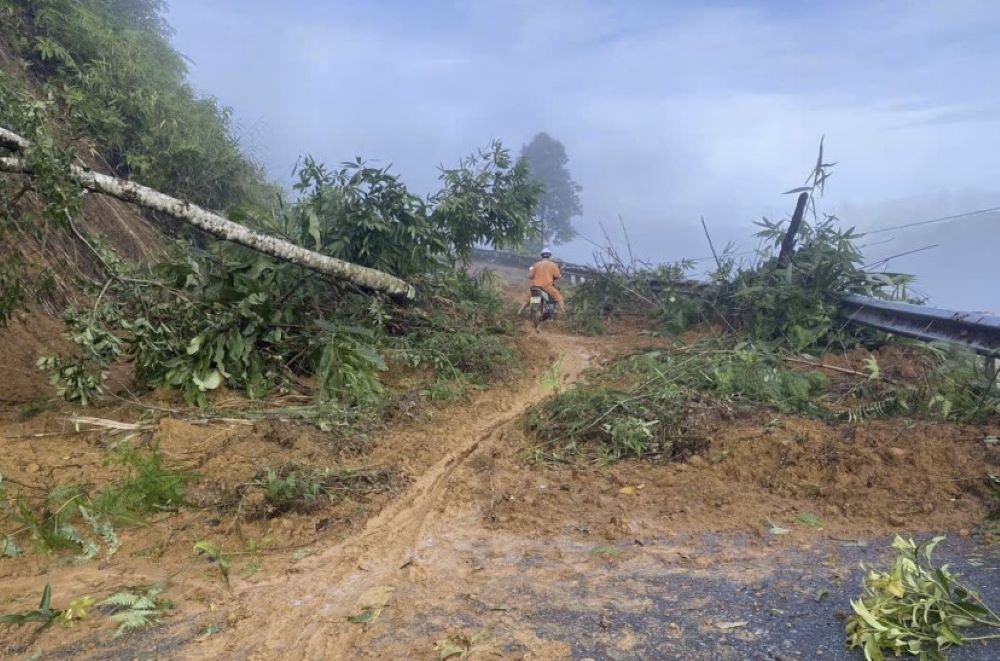 Landslide and rock slide on road 15C. Photo: Tran Lam