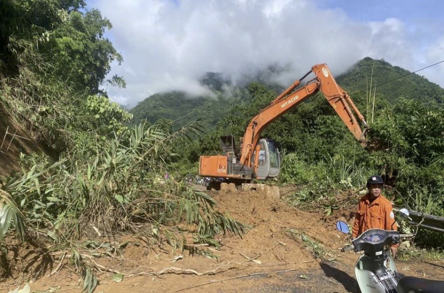 Efforts to open traffic on route 15C through Muong Lat district. Photo: Tran Lam