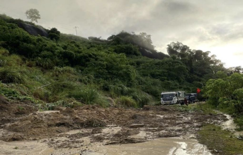 Soil and rocks flooded the road due to heavy rain in Muong Ly commune, Muong Lat district. Photo: TL