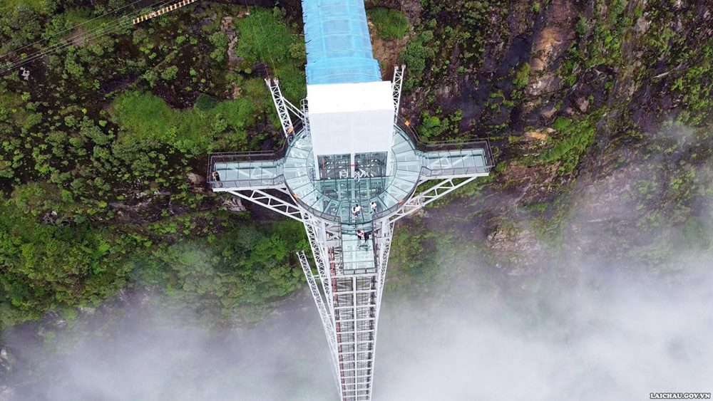The elevator system and glass bridge here all meet international safety standards, so visitors can explore with peace of mind. Photo: Lai Chau province electronic information portal
