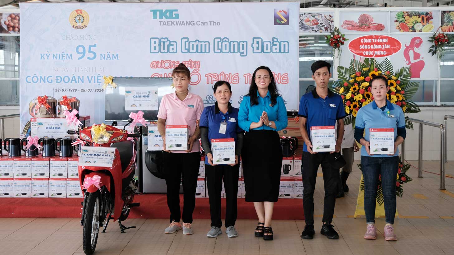 Chairwoman of the Can Tho City Federation of Labor Le Thi Suong Mai presented gifts to winning workers. Photo: My Ly