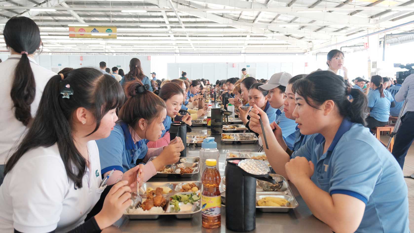 Workers enjoy nutritious union meals. Photo: My Ly