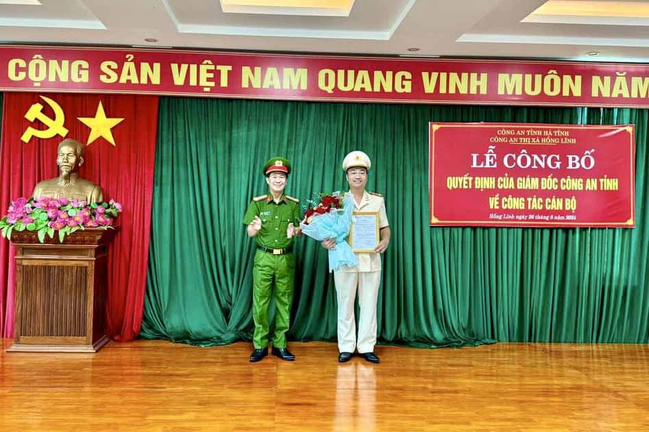 Trao quyết định bổ nhiệm Đại úy Hoàng Tùng Lâm - Đội trưởng đội Cảnh sát giao thông - Trật tự Công an huyện Can Lộc giữ chức vụ Phó Trưởng Công an thị xã Hồng Lĩnh. Ảnh: Công an Hà Tĩnh.