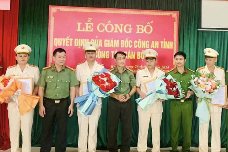 Công an huyện Kỳ Anh công bố quyết định điều động nhiều Trưởng công an xã. Ảnh: Kỳ Anh.