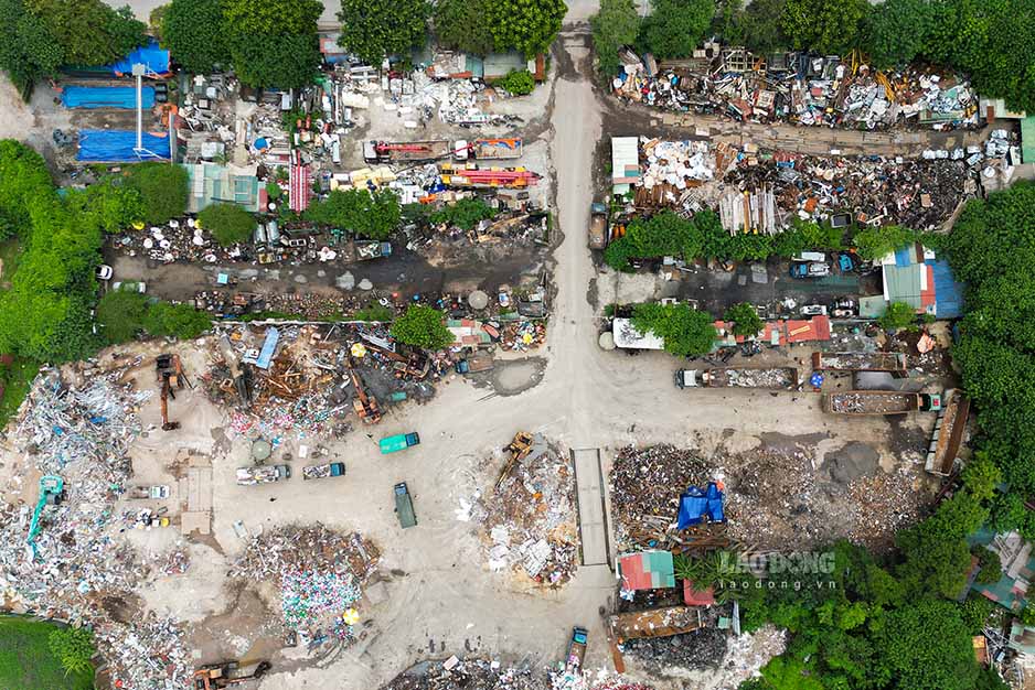 This land is located on the Thang Long Avenue frontage road, from the intersection of Le Quang Dao street to the Big C underground tunnel, but is completely covered with corrugated iron. Looking from the outside, no one knows that inside the yard there are huge collection points for waste and scrap metal.