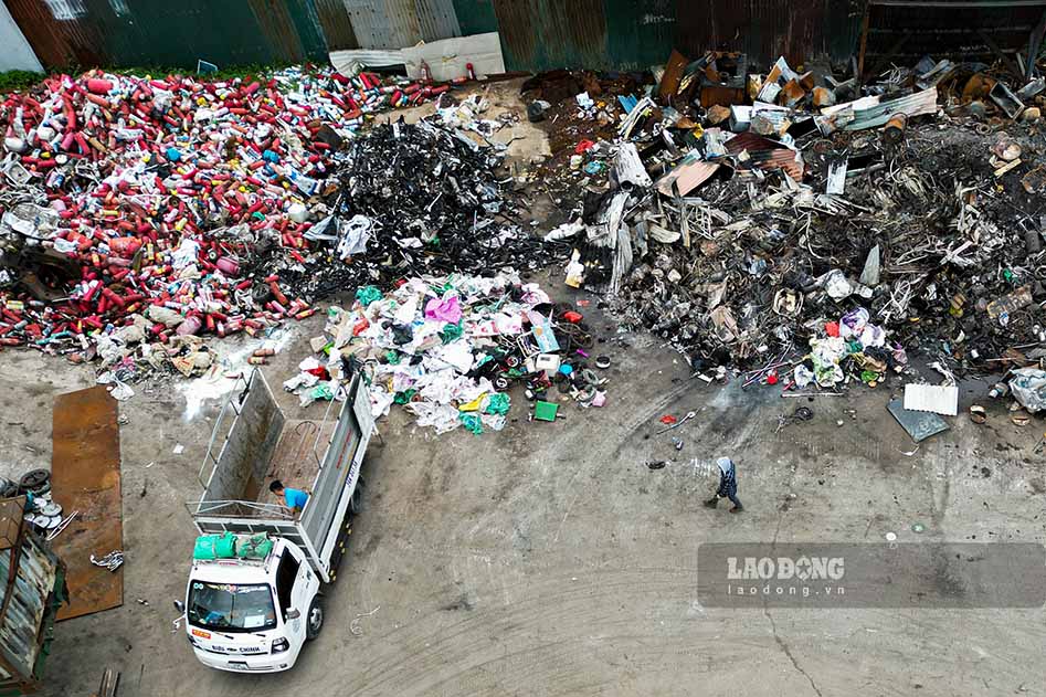 People living around this area said that every day there will be convoys of trucks and containers entering thousands of square meters of land to transport waste and scrap metal.