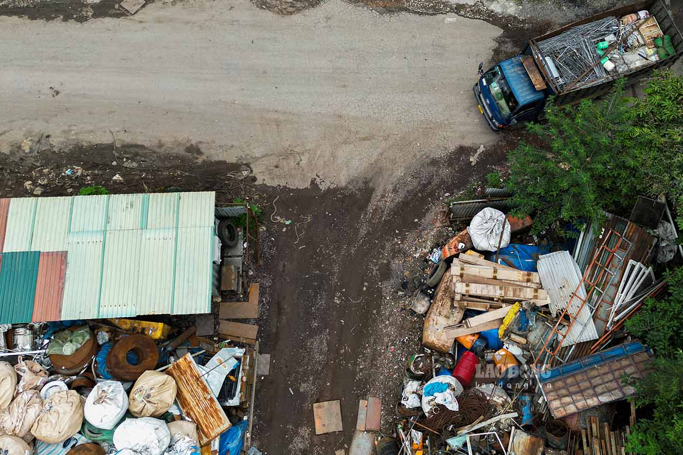 “The route passing through this area is always dusty because of crowded container trucks. The situation has been going on for many years but I don't understand why the local government still allows it to exist," Mr. Duong Quoc Quan (residing in Me Tri ward) wondered.