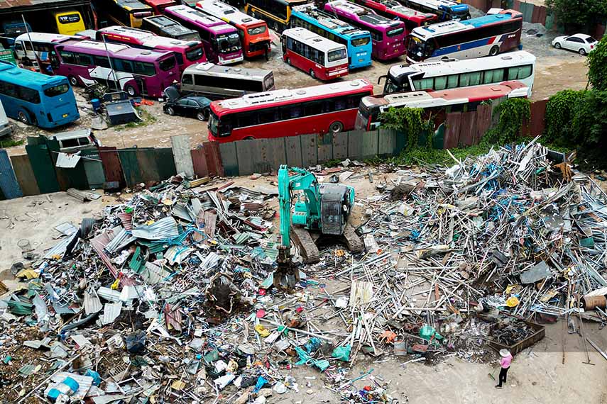 In addition to waste dumps, the land also gathers vehicles including trucks, cranes and passenger cars... that regularly go in and out of the dump.