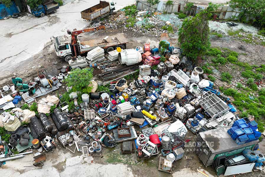 Viewed from above, the gathering yard is located close to the edge of people's vegetable fields. Everywhere in this yard is full of all kinds of scrap metal.