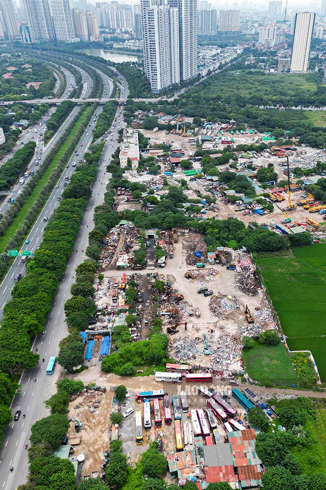 On August 26, according to Lao Dong's records, agricultural land and project planning land along Thang Long Avenue (Me Tri ward, Nam Tu Liem district, Hanoi) were used for wrong purposes, causing waste. resources and affect the environment.