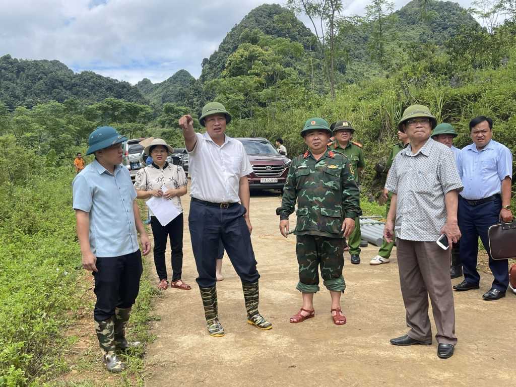 Vice Chairman of Cao Bang Provincial People's Committee directed the search for victims. Photo: Vu Tiep.