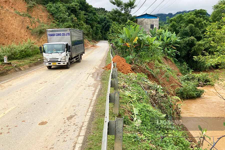 Dozens of land blocks at location Km10+800, National Highway 279, section through Chieng Sinh commune, Tuan Giao district, subsided into the Nam Hua stream.