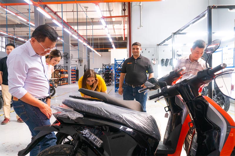 Partners learn about electric motorbikes at Dat Bike. Ha Anh's photo