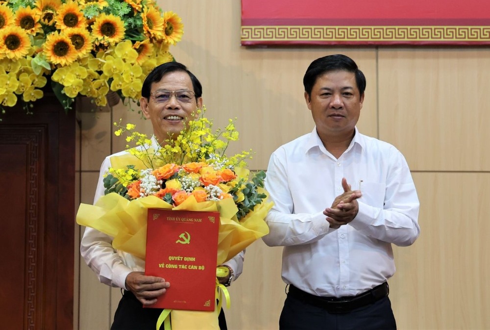 Head of the Organizing Committee of the Quang Nam Provincial Party Committee Nguyen Chin received the decision to retire before his age. Photo of Provincial Party Committee Office