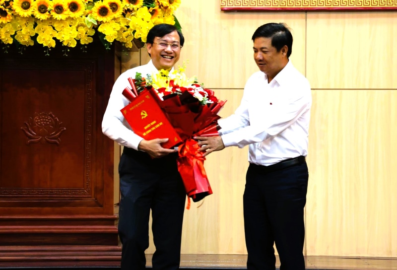 Secretary of Quang Nam Provincial Party Committee Luong Nguyen Minh Triet (right) congratulated Mr. Phan Van Binh on receiving his new assignment. Photo of Provincial Party Committee Office