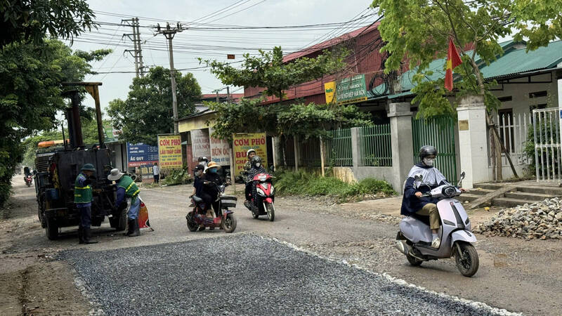 Tỉnh lộ 35 qua địa bàn huyện Sóc Sơn (Hà Nội) chưa được cải tạo, nâng cấp, do vướng giải phóng mặt bằng. Ảnh: Hoàng Lộc