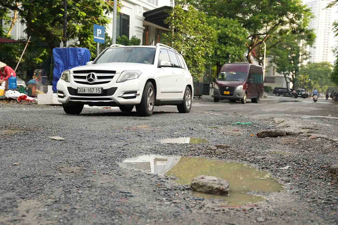 Two sections of the road have deteriorated over the years, affecting people's travel. Photo: Huu Chanh