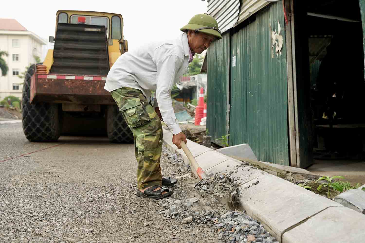 Máy móc, công nhân thi công các hang mục dự án, sáng 27.8. Ảnh: Hữu Chánh