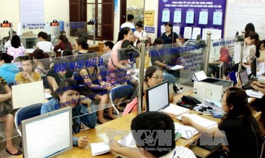 Để hưởng lương hưu tối đa, NLĐ có thể tiếp tục đóng BHXH bắt buộc tại đơn vị sử dụng lao động hoặc đóng tiếp BHXH tự nguyện. Ảnh minh họa: TTXVN.