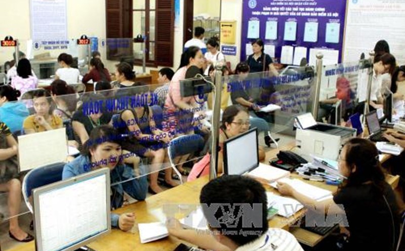 Để hưởng lương hưu tối đa, NLĐ có thể tiếp tục đóng BHXH bắt buộc tại đơn vị sử dụng lao động hoặc đóng tiếp BHXH tự nguyện. Ảnh minh họa: TTXVN.
