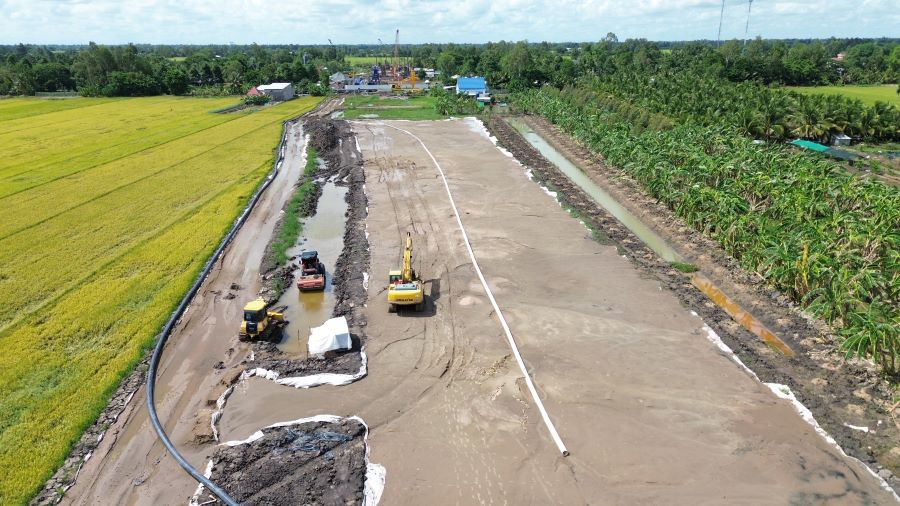 Gần 1 triệu m3 cát đã về cao tốc trục ngang đoạn Cần Thơ. Ảnh: Tạ Quang