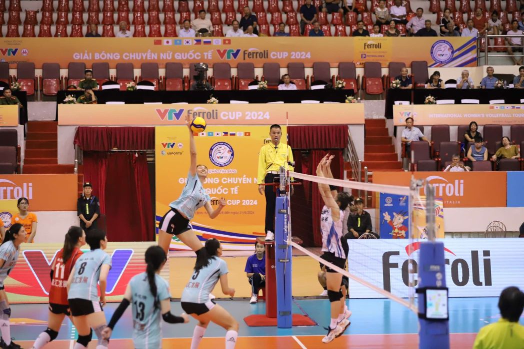 She is 1m98 tall, the tallest athlete on the Henan team. Mengke's shots are also very difficult to neutralize.