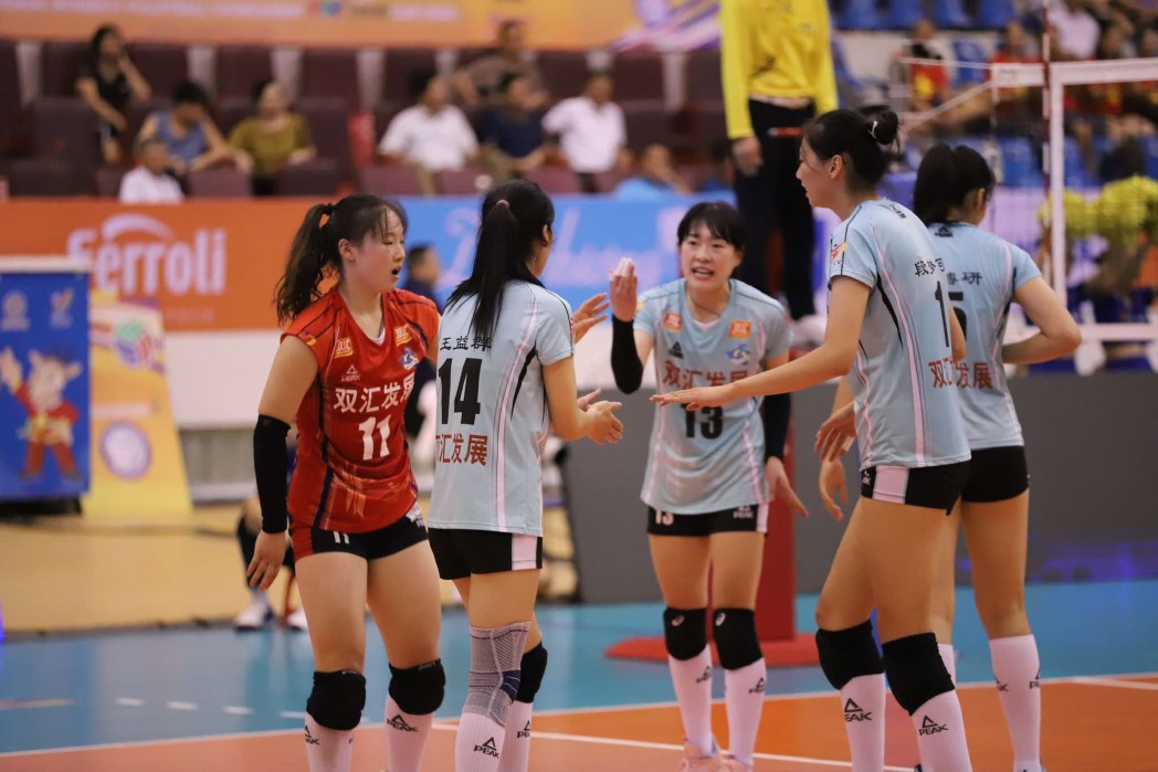 In addition, in the Henan squad, Han Wenya is also very prominent. The assistant born in 1998 is 1m92 tall, she scored 14 points in this match. Assistant Zhao Boyan (1m92) and second passer Zhang Zihan (1m87) also created a very solid blocking line.