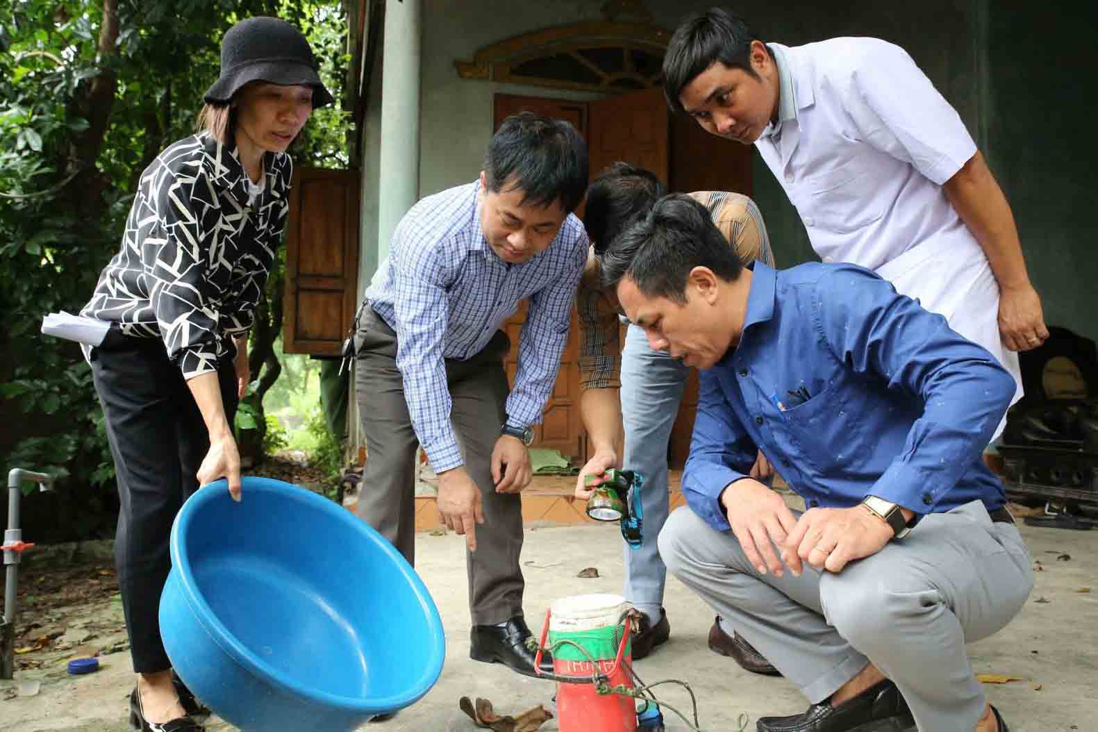 Cán bộ y tế Hà Tĩnh kiểm tra, thực hiện giải pháp khống chế ổ dịch sốt xuất huyết tại thôn Hải Phong 2 xã Kỳ Lợi. Ảnh: Tuấn Dũng