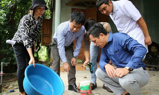 Cán bộ y tế Hà Tĩnh kiểm tra, thực hiện giải pháp khống chế ổ dịch sốt xuất huyết tại thôn Hải Phong 2 xã Kỳ Lợi. Ảnh: Tuấn Dũng