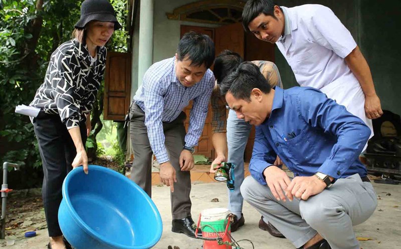 Cán bộ y tế Hà Tĩnh kiểm tra, thực hiện giải pháp khống chế ổ dịch sốt xuất huyết tại thôn Hải Phong 2 xã Kỳ Lợi. Ảnh: Tuấn Dũng