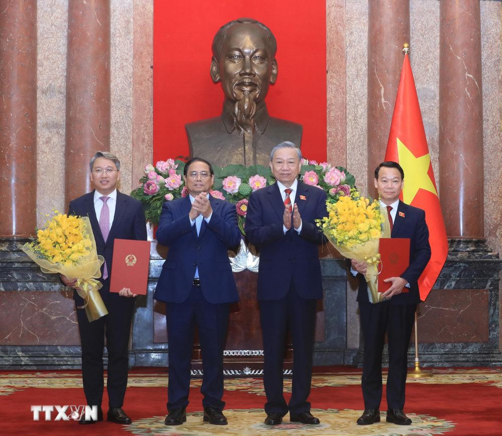 Tổng Bí thư, Chủ tịch nước Tô Lâm trao Quyết định bổ nhiệm, Thủ tướng Phạm Minh Chính tặng hoa chúc mừng Bộ trưởng Bộ Tài nguyên và Môi trường Đỗ Đức Duy, Bộ trưởng Bộ Tư pháp Nguyễn Hải Ninh. Ảnh: Lâm Khánh/TTXVN