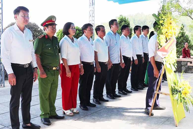 Lãnh đạo huyện Đức Thọ dâng hoa, dâng hương tưởng niệm 93 năm ngày mất của cố Tổng Bí thư Trần Phú. Ảnh: Nam Thắng.
